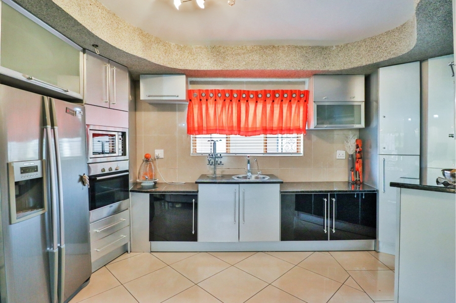 5 Bedroom Property for Sale in Birdwood Estate North West